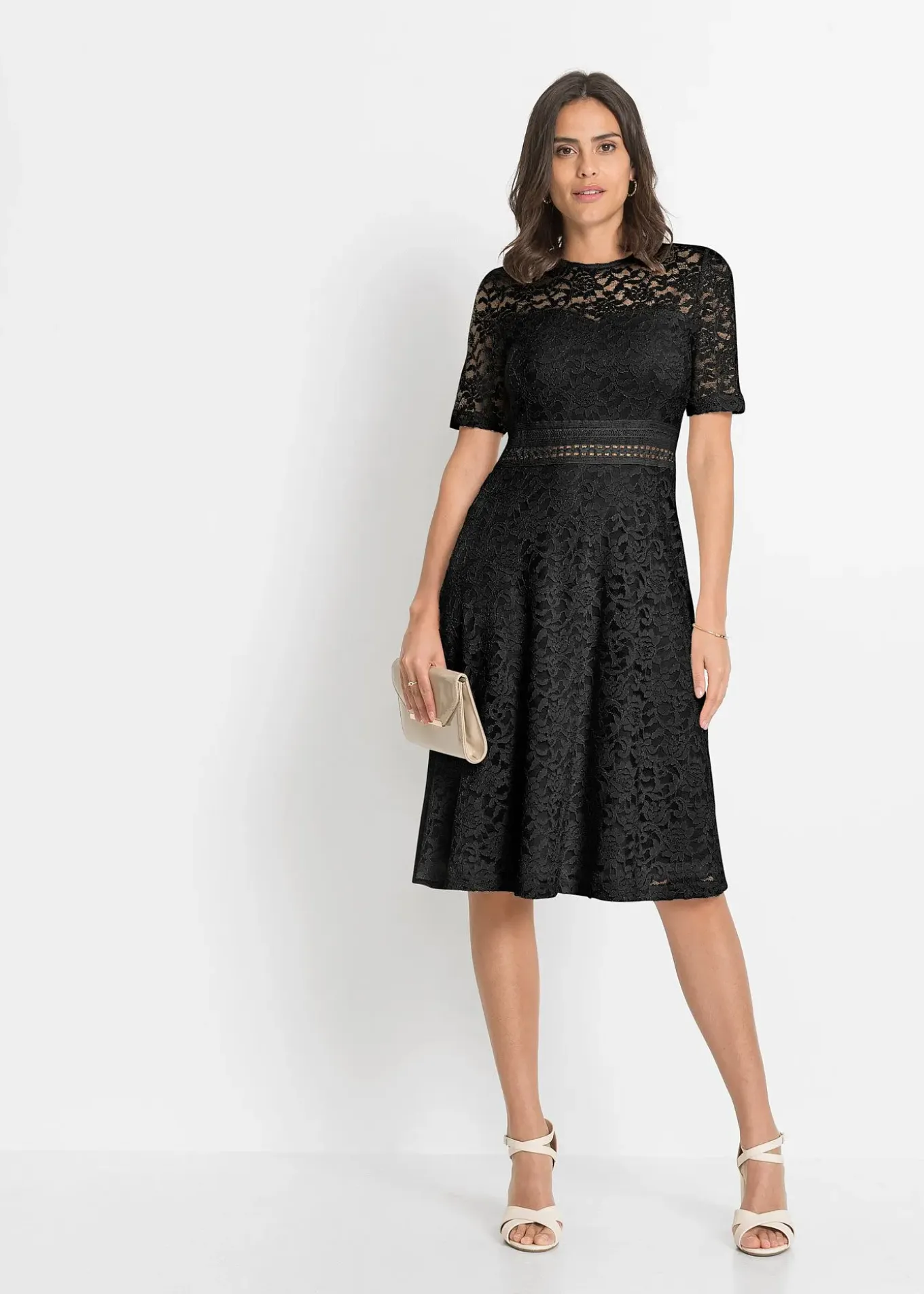 Robe en dentelle avec empiècement crochet