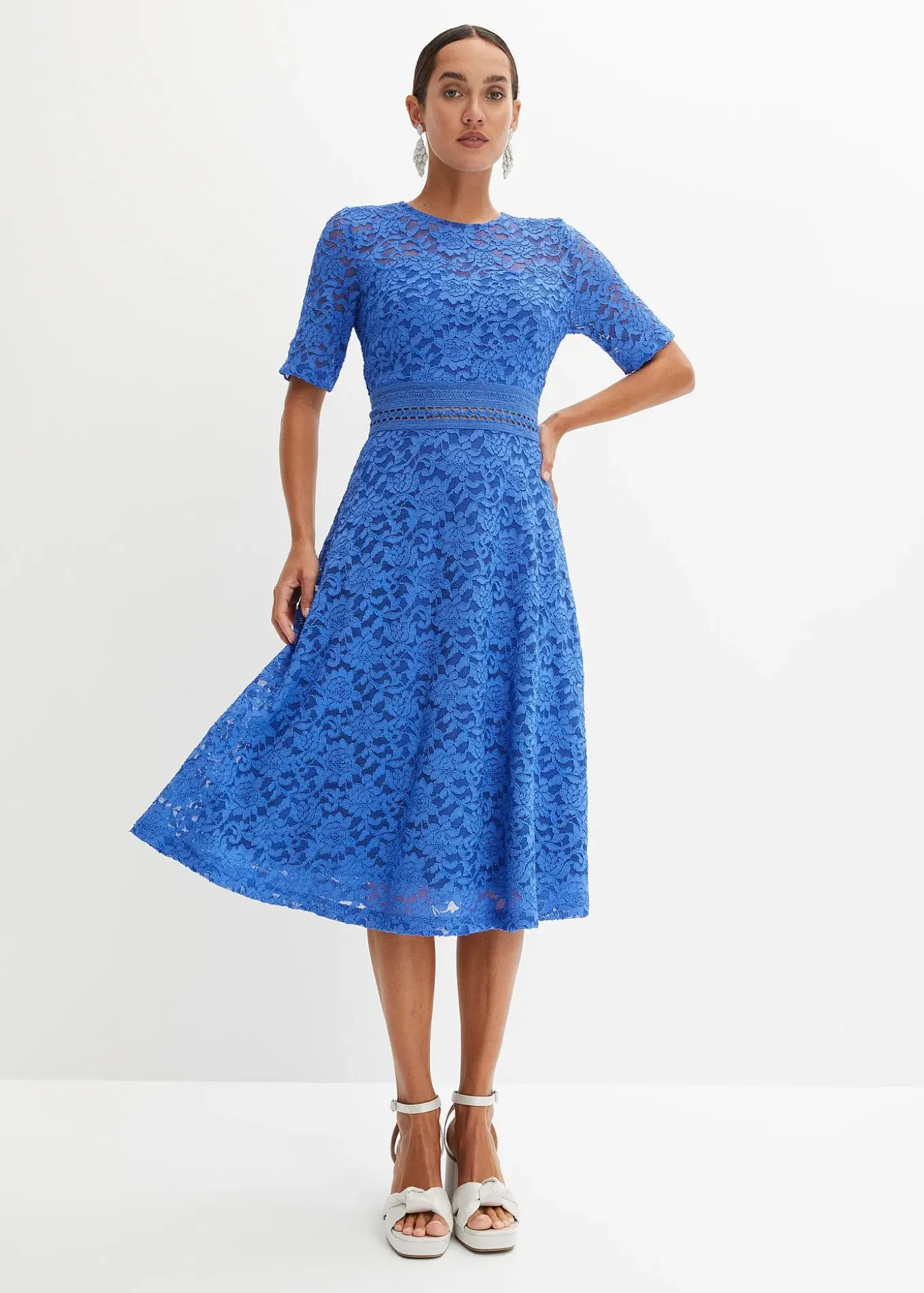 Robe en dentelle avec empiècement crochet