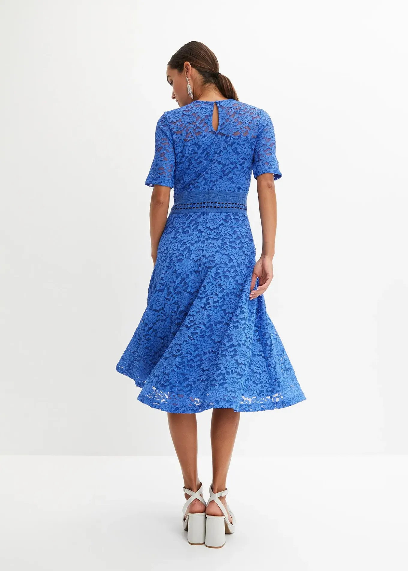 Robe en dentelle avec empiècement crochet