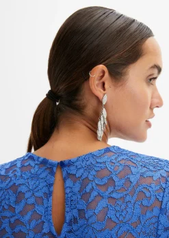 Robe en dentelle avec empiècement crochet