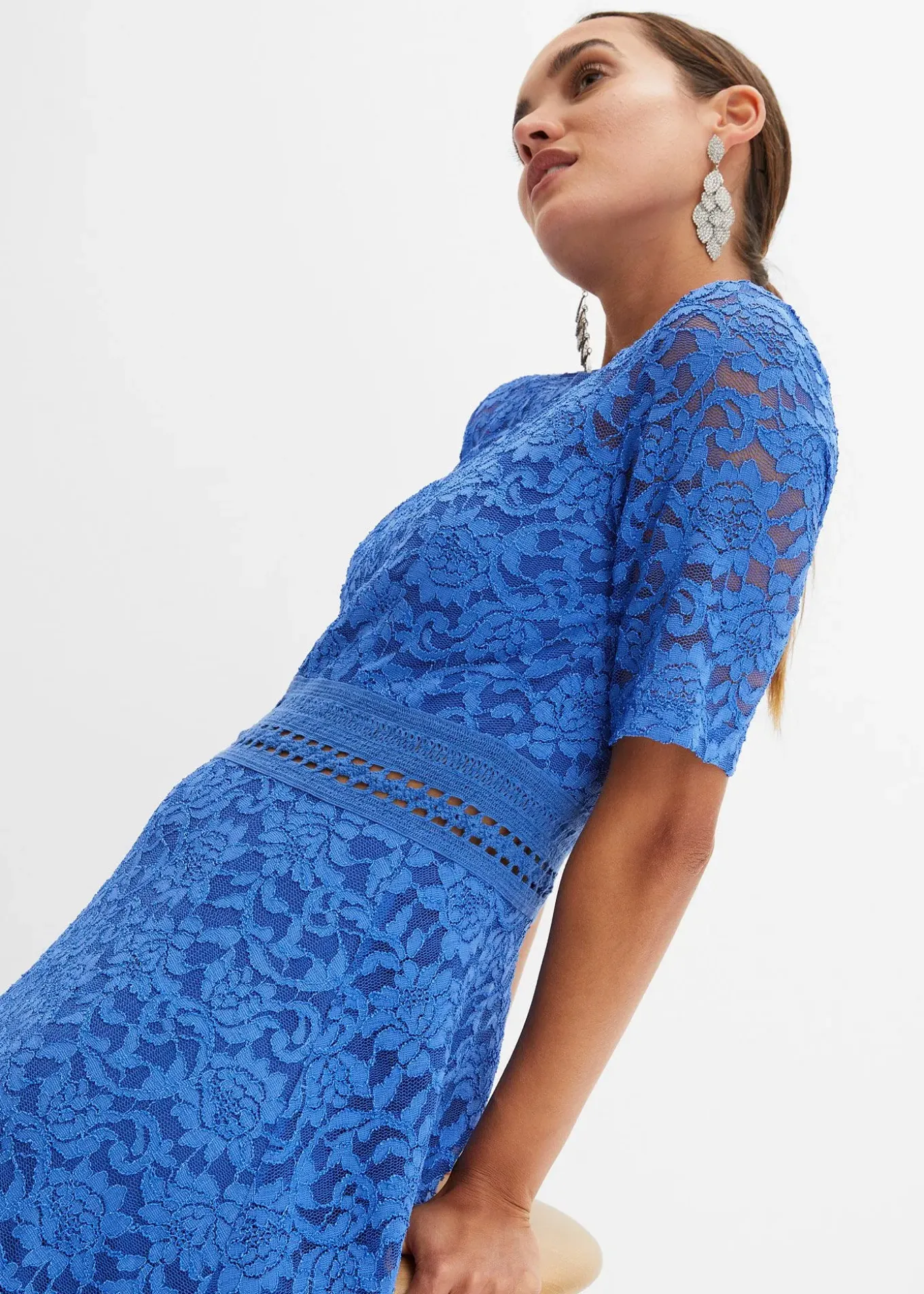 Robe en dentelle avec empiècement crochet