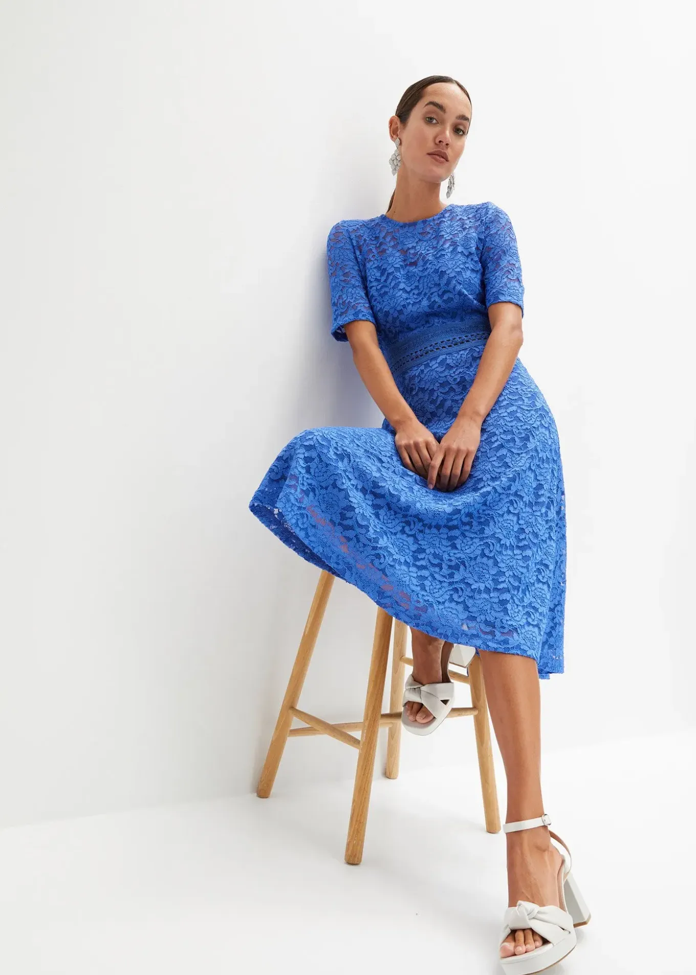 Robe en dentelle avec empiècement crochet