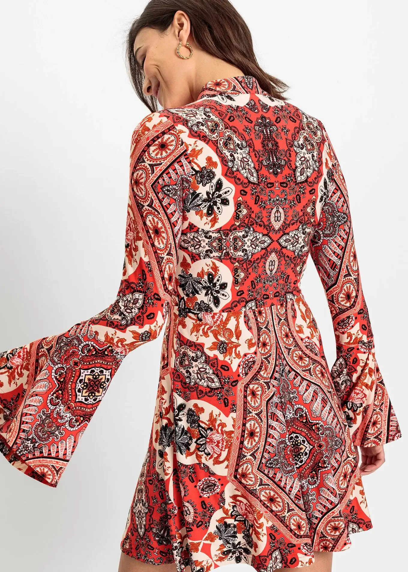 Robe en jersey avec col montant et manches volantées