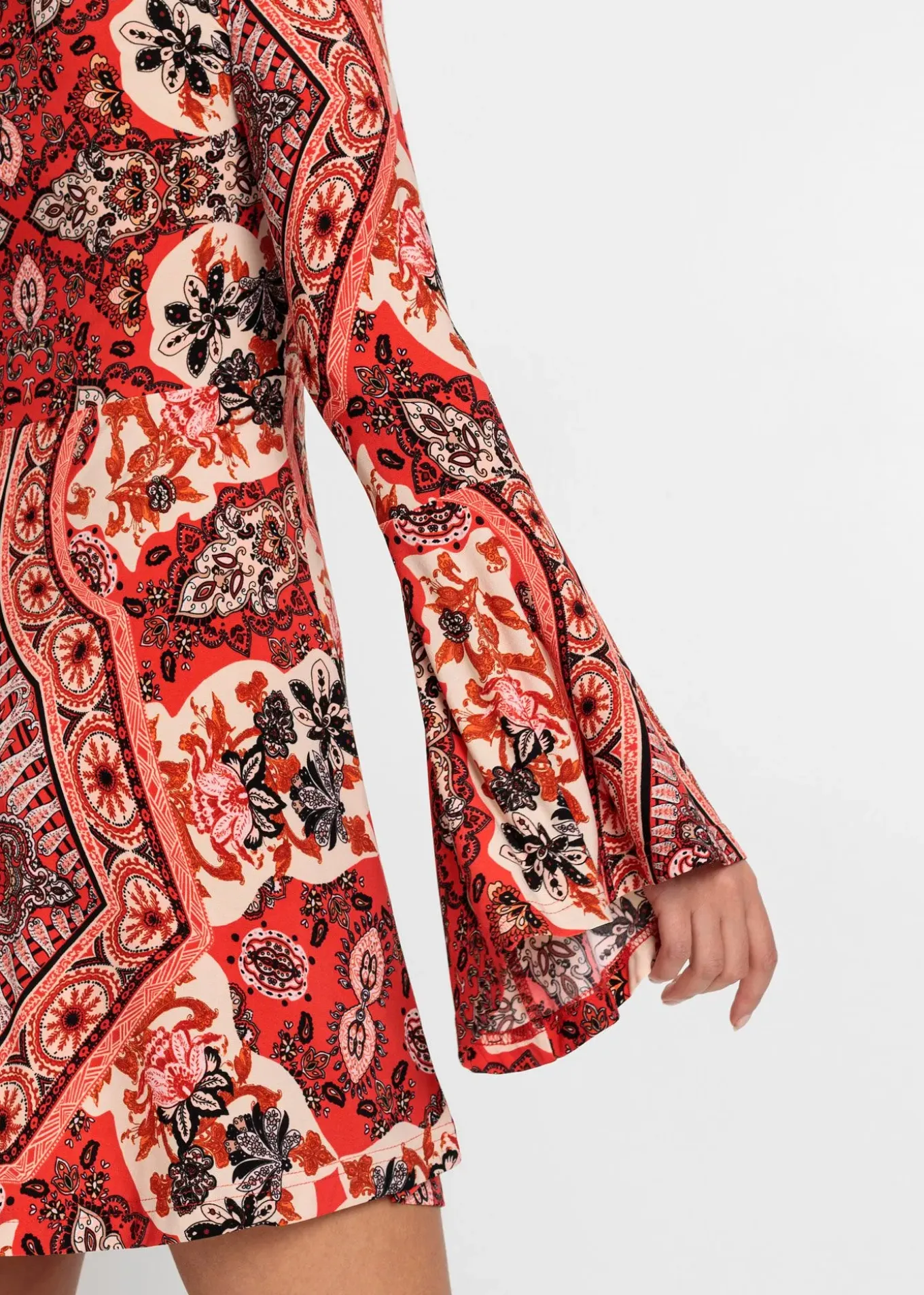 Robe en jersey avec col montant et manches volantées