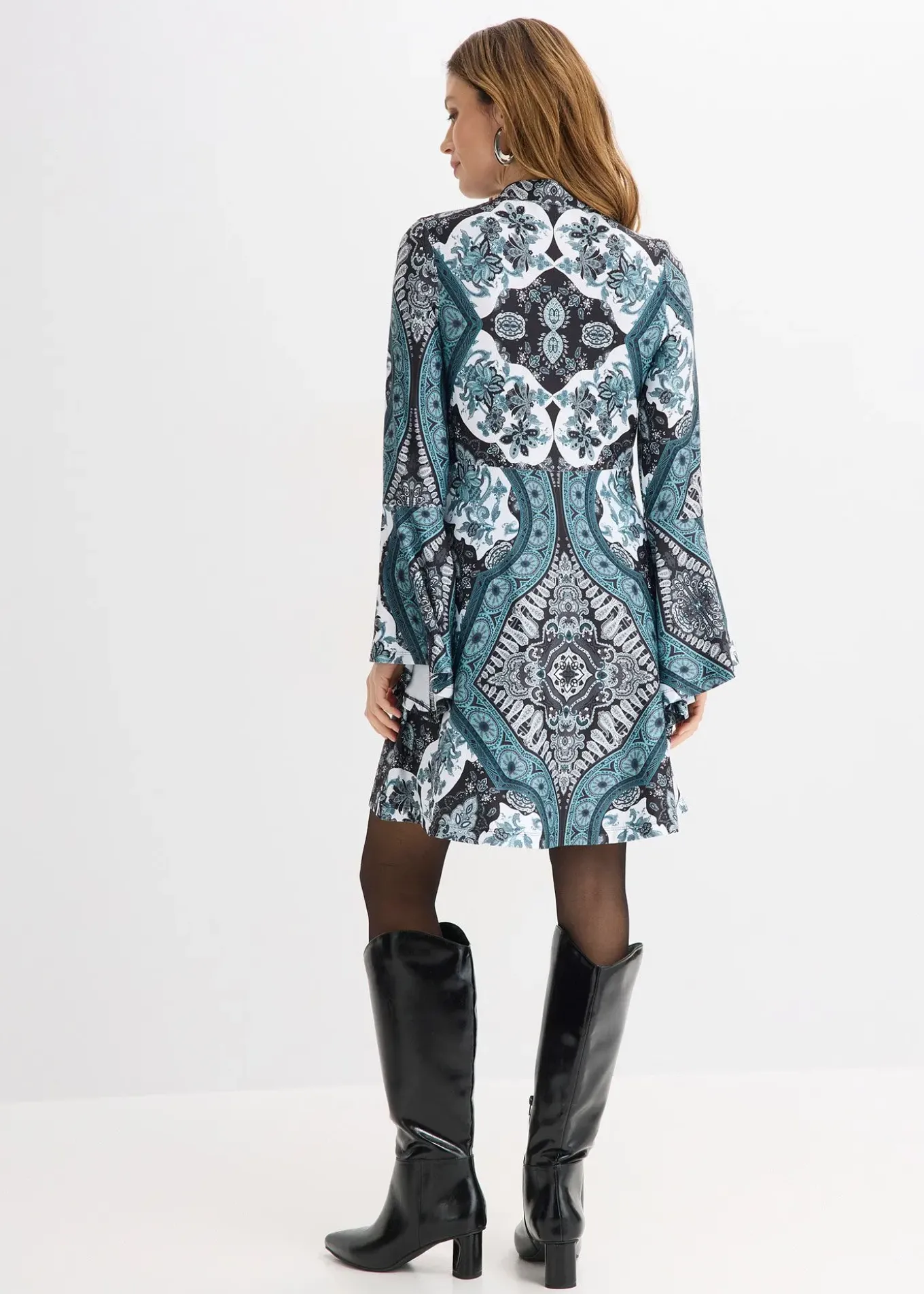 Robe en jersey avec col montant et manches volantées