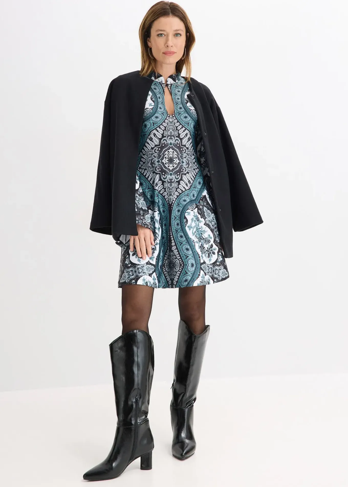 Robe en jersey avec col montant et manches volantées