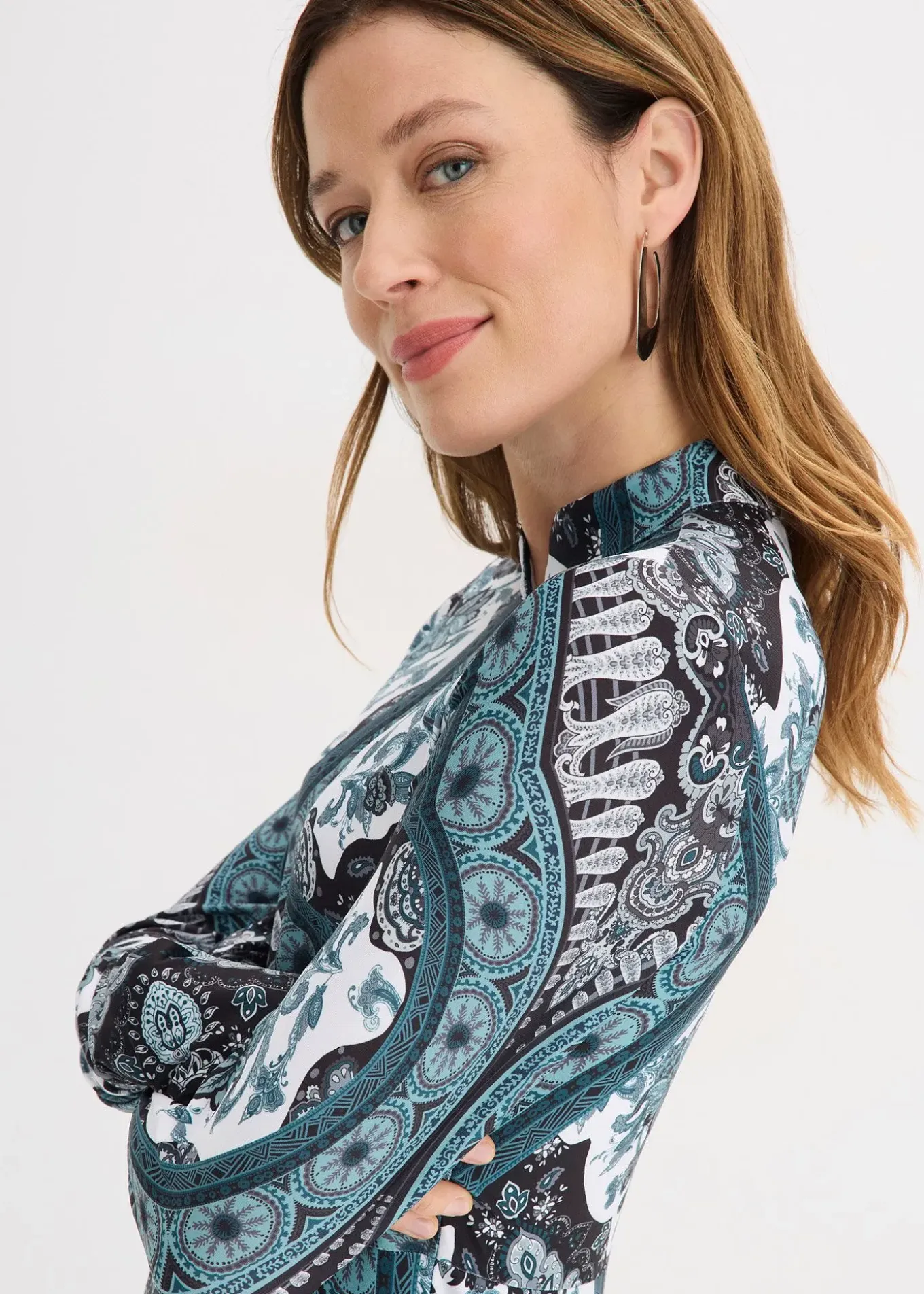 Robe en jersey avec col montant et manches volantées