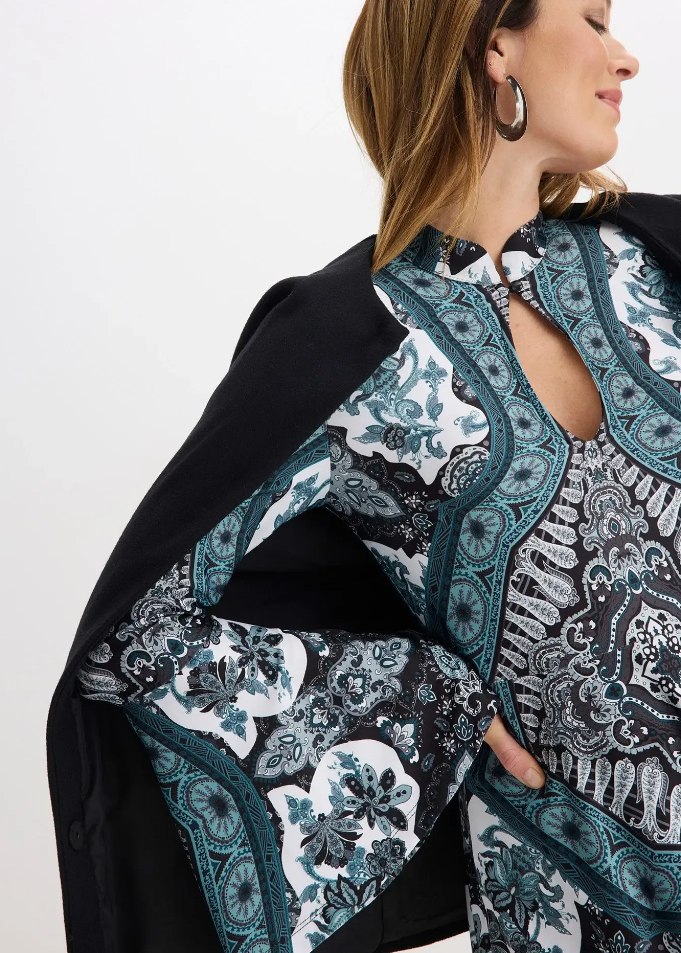 Robe en jersey avec col montant et manches volantées