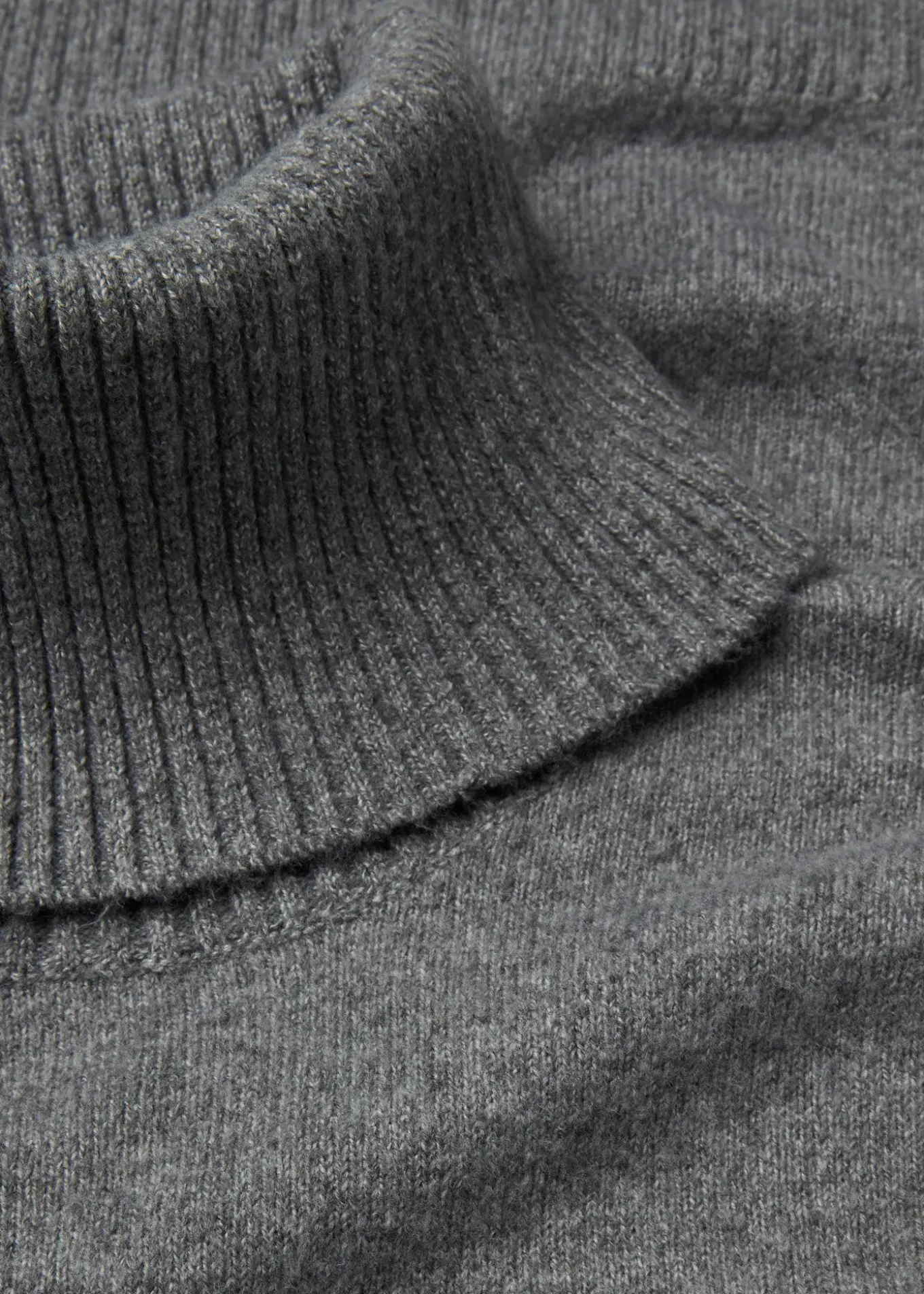 Robe en maille à col roulé