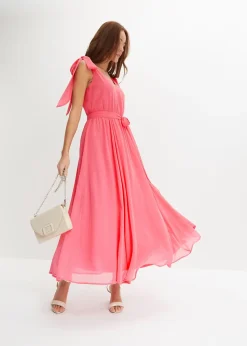 Robe en mousseline nouée sur les épaules