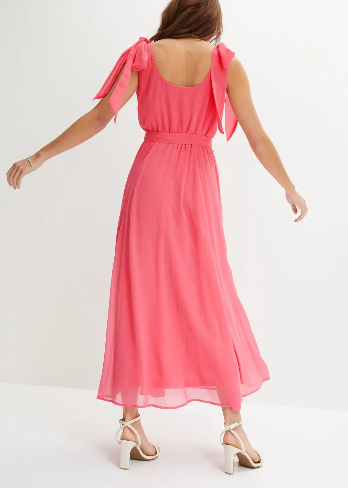 Robe en mousseline nouée sur les épaules