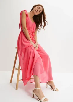 Robe en mousseline nouée sur les épaules