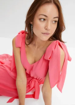 Robe en mousseline nouée sur les épaules