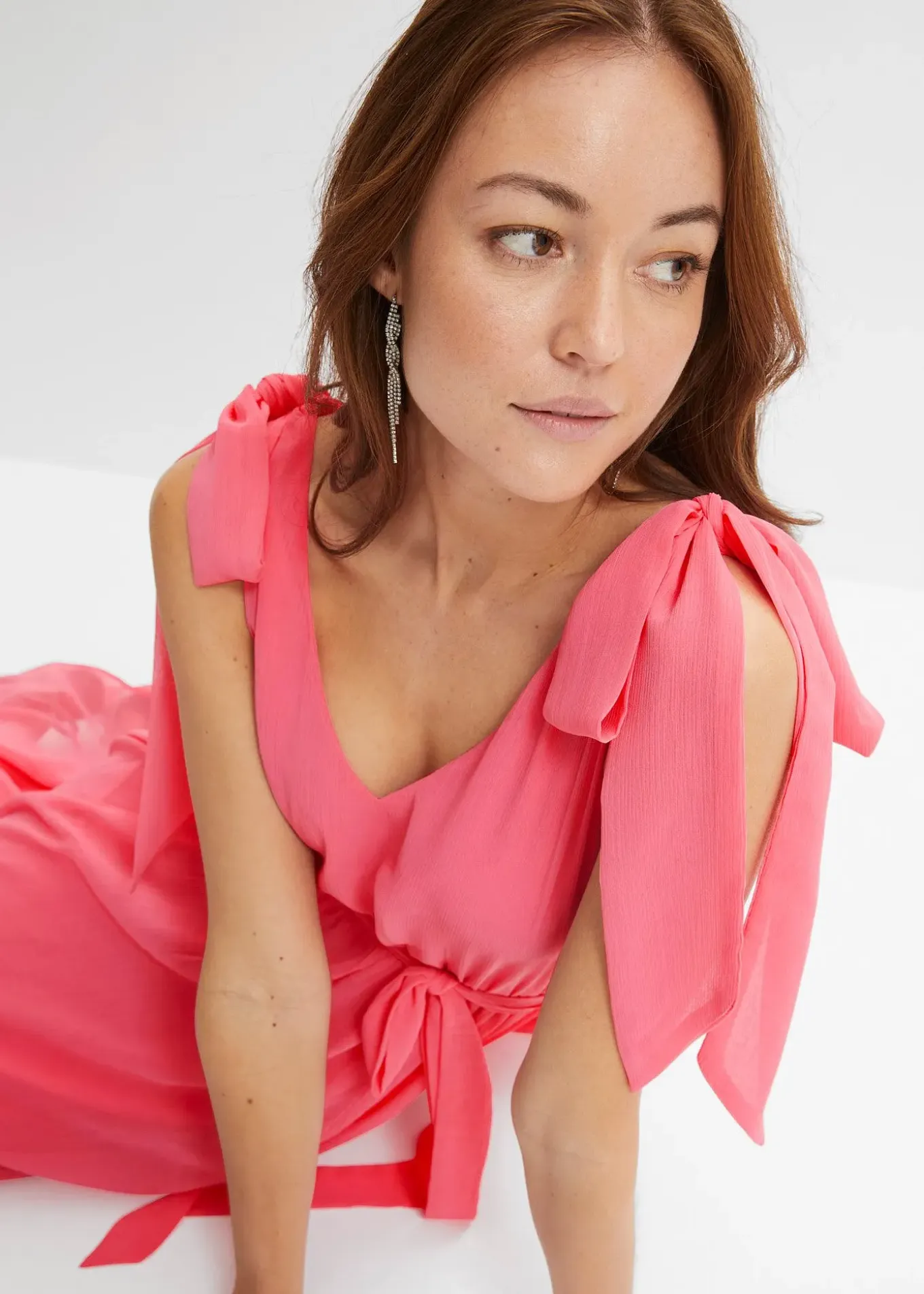 Robe en mousseline nouée sur les épaules