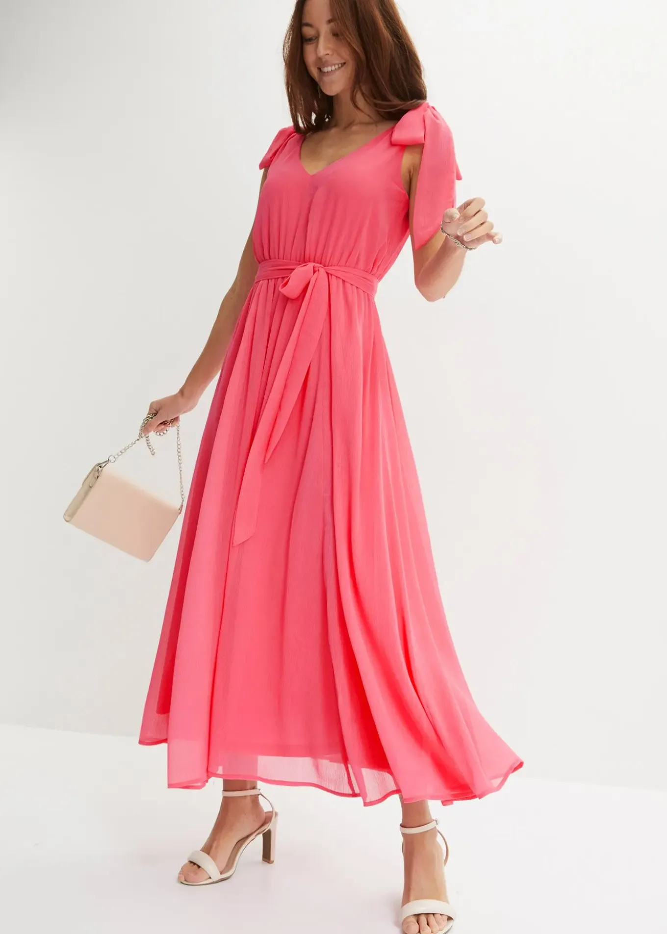 Robe en mousseline nouée sur les épaules