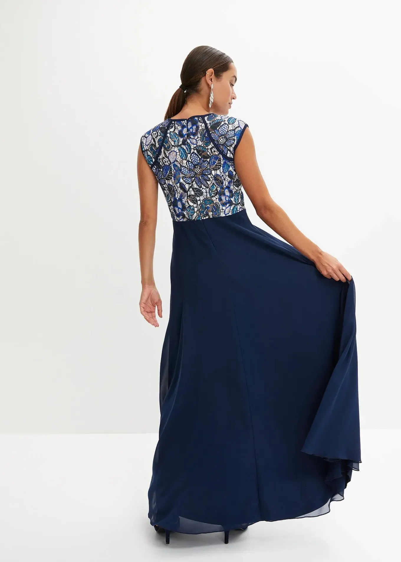 Robe longue à dentelle