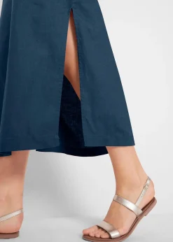 Robe longue avec lin majoritaire, motif ajouré au décolleté et fentes latérales