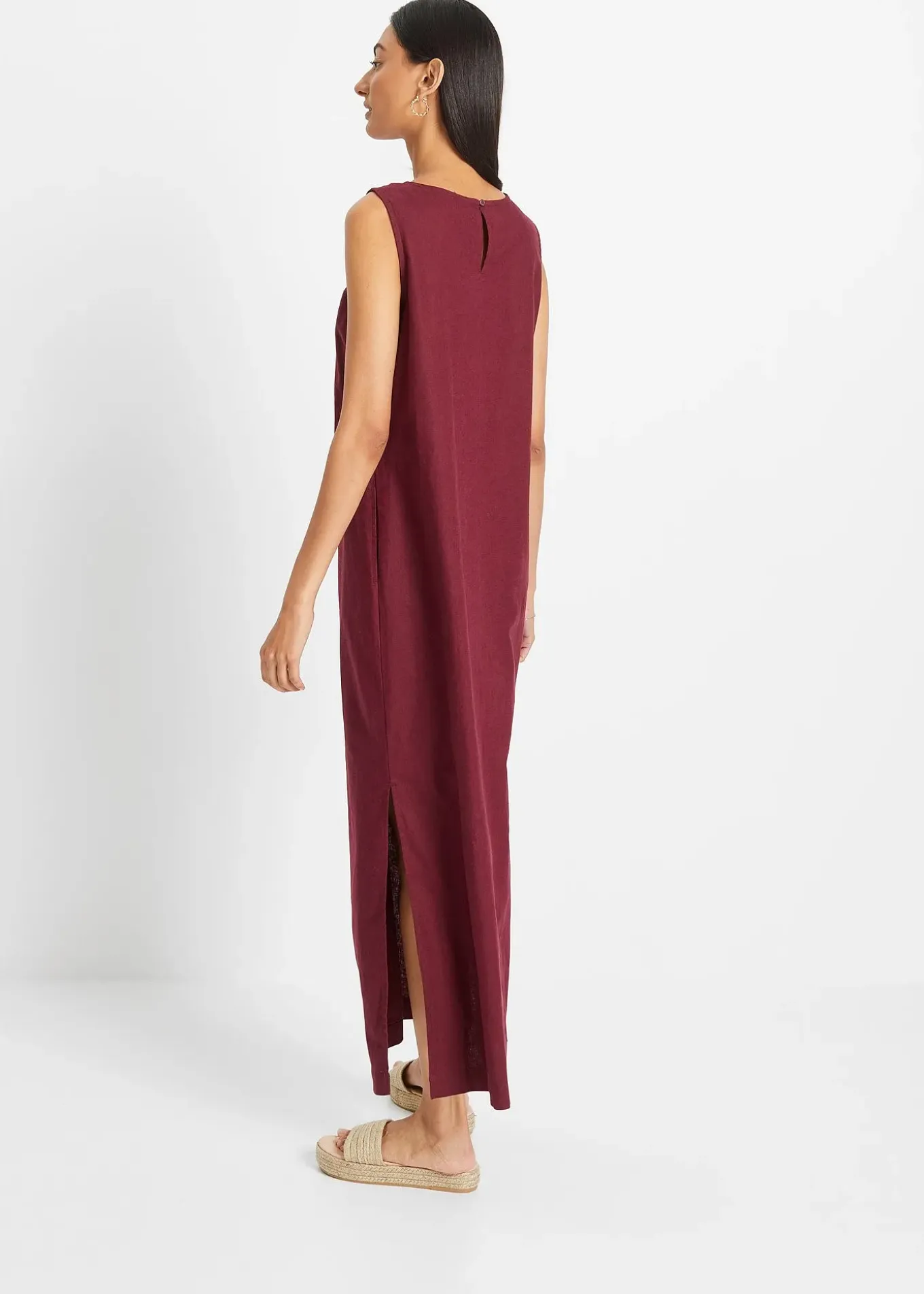 Robe longue avec lin majoritaire, motif ajouré au décolleté et fentes latérales