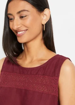 Robe longue avec lin majoritaire, motif ajouré au décolleté et fentes latérales