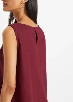 Robe longue avec lin majoritaire, motif ajouré au décolleté et fentes latérales