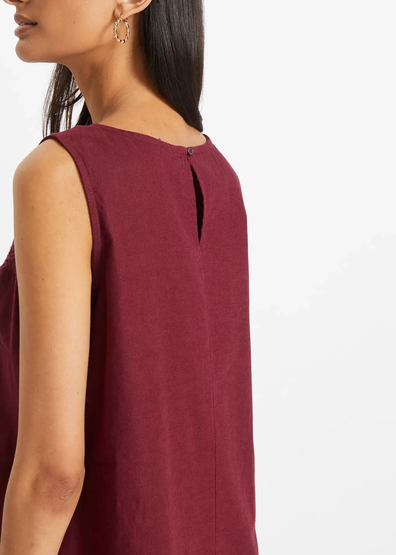 Robe longue avec lin majoritaire, motif ajouré au décolleté et fentes latérales