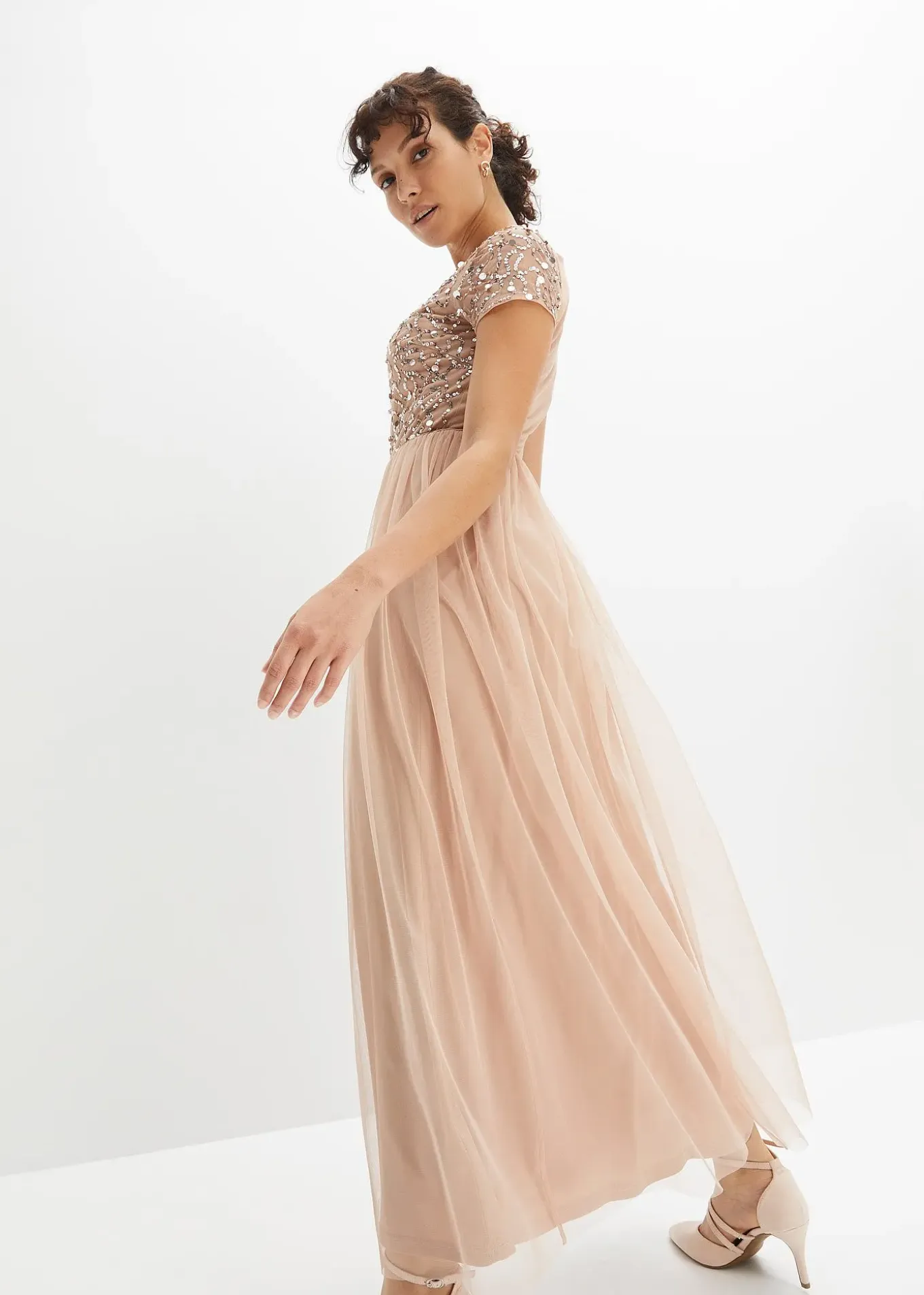 Robe longue brodée de sequins