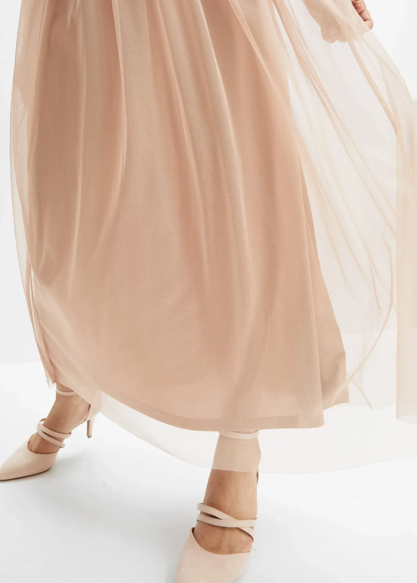 Robe longue brodée de sequins