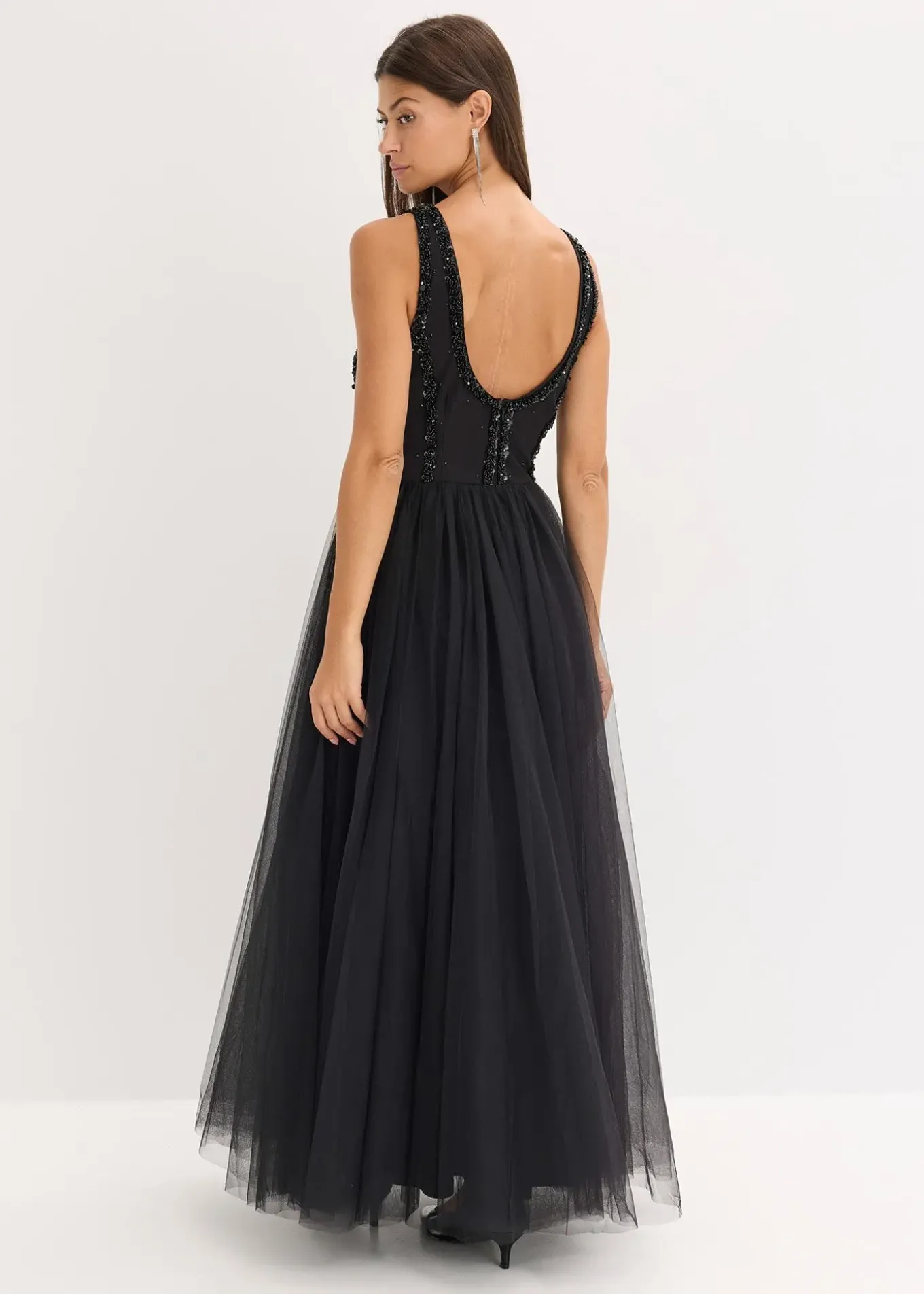 Robe longue en tulle fin avec sequins brodés