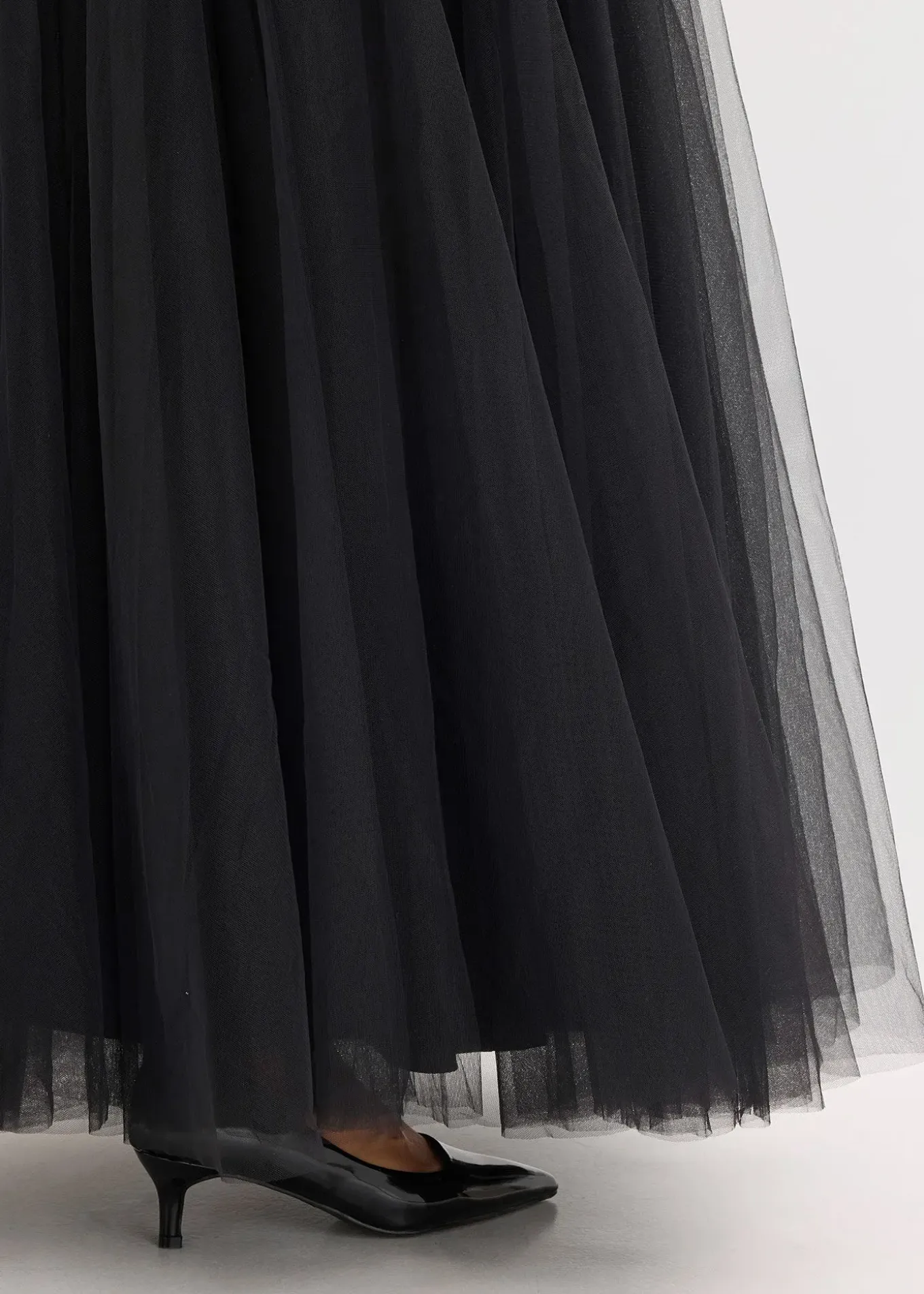 Robe longue en tulle fin avec sequins brodés