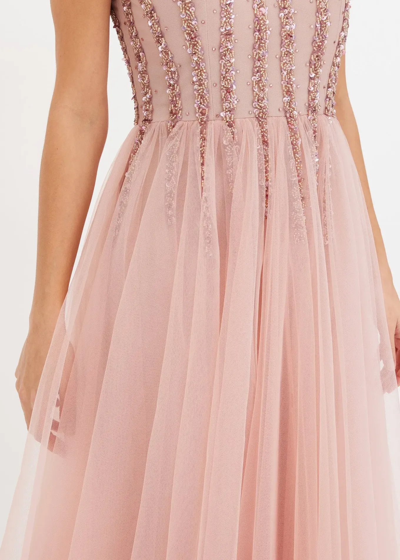 Robe longue en tulle fin avec sequins brodés