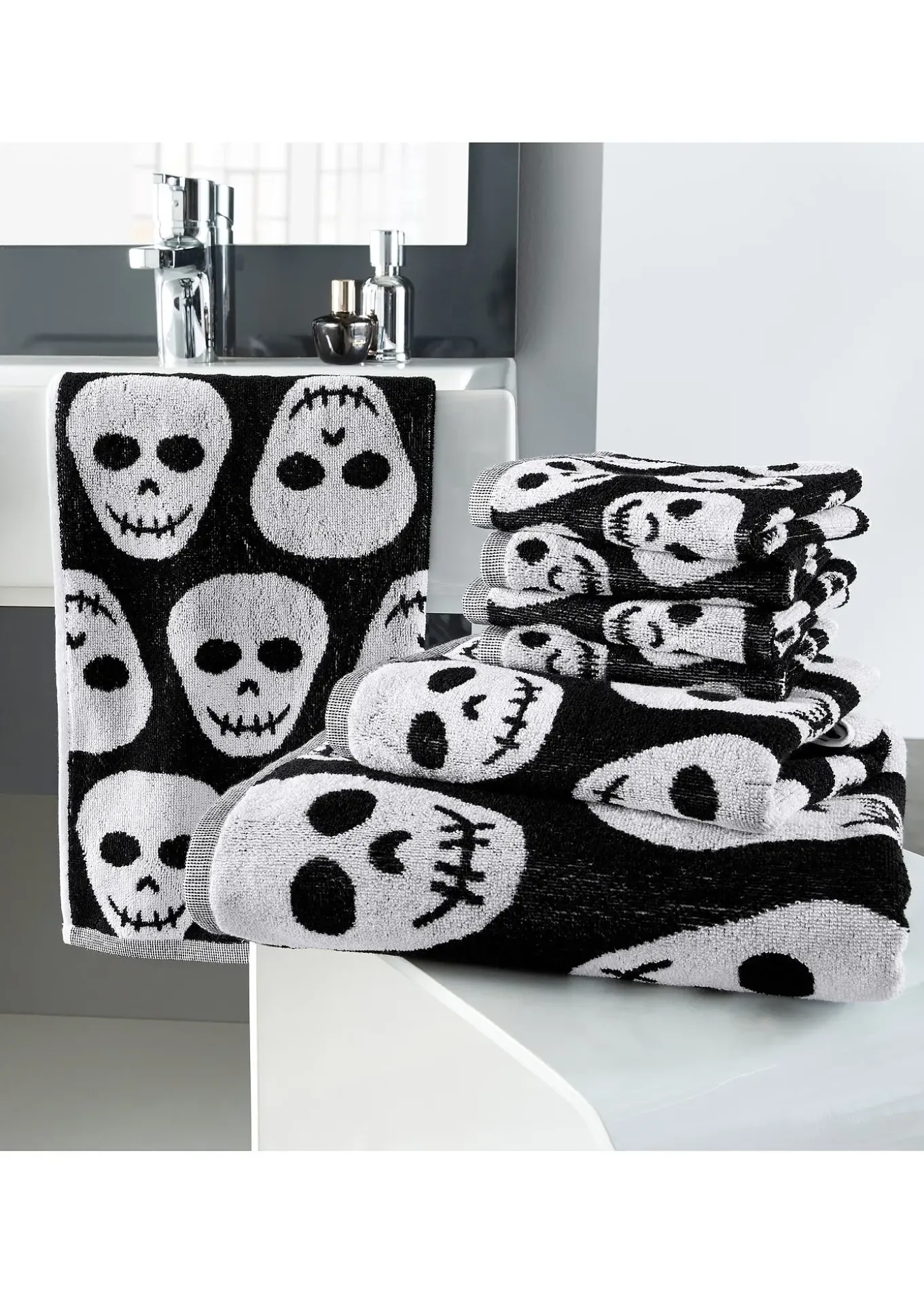 Serviette de toilette à motif tête de mort