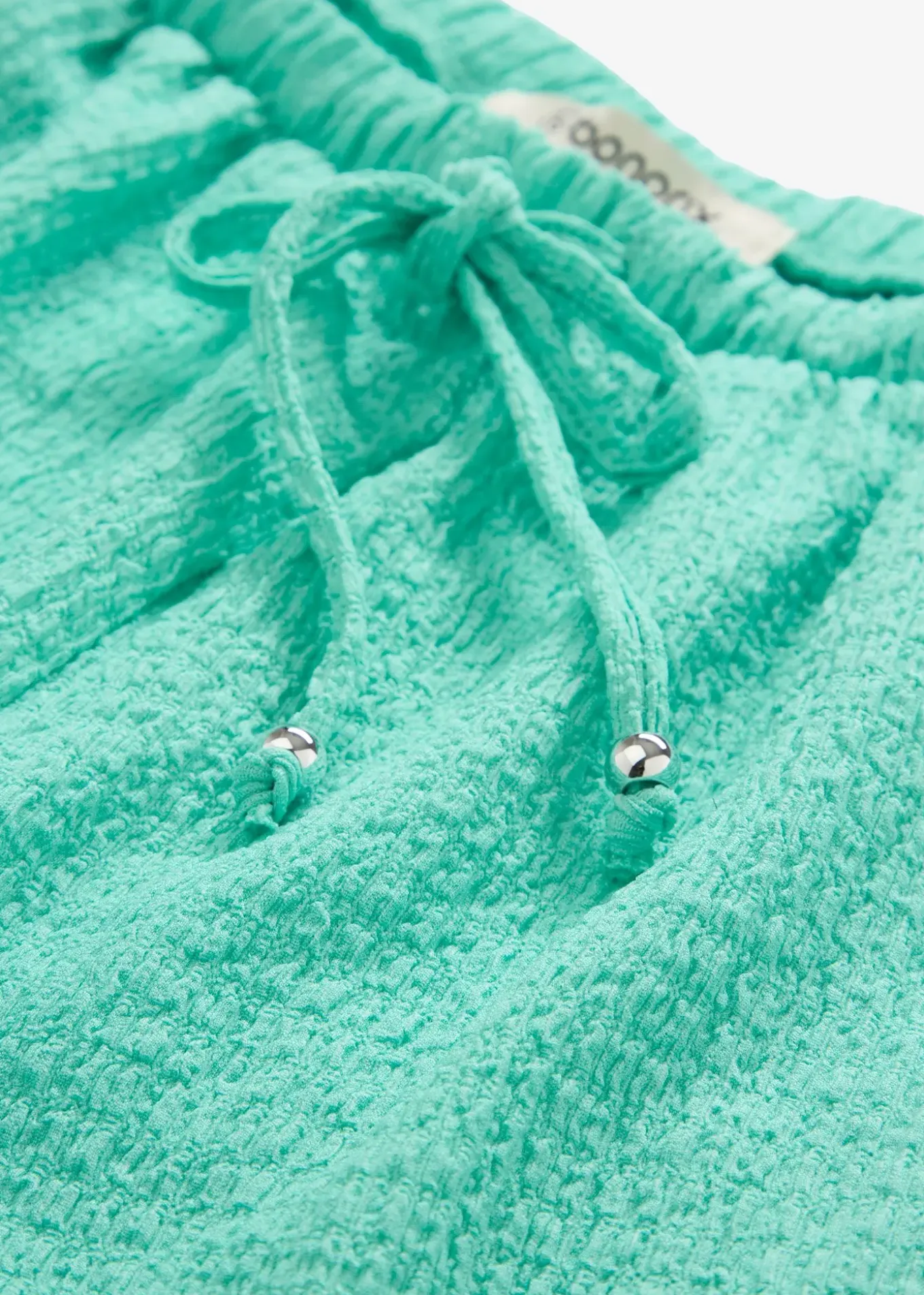 Short en crêpe texturé avec taille élastiquée