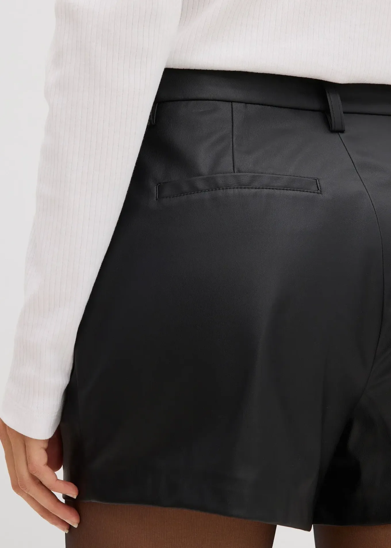 Short en tissu enduit