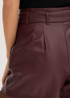 Short enduit avec ceinture