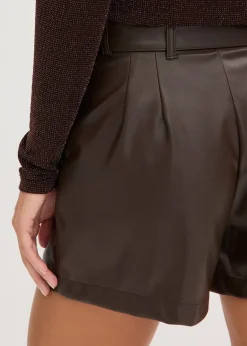 Short enduit avec ceinture