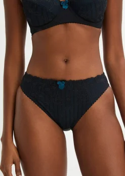 Slip avec une jolie dentelle