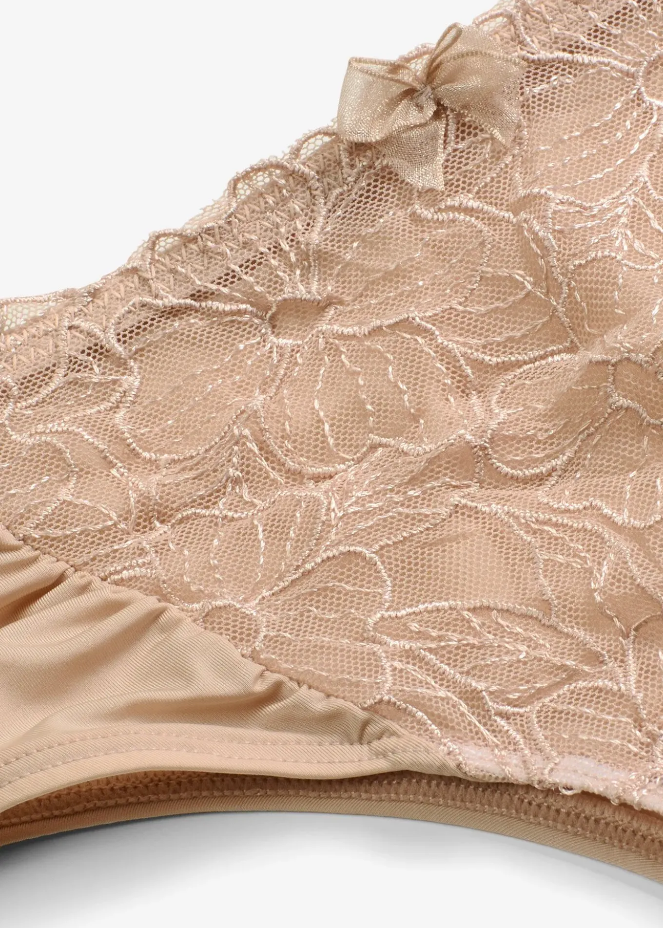 Slip brésilien à broderies florales