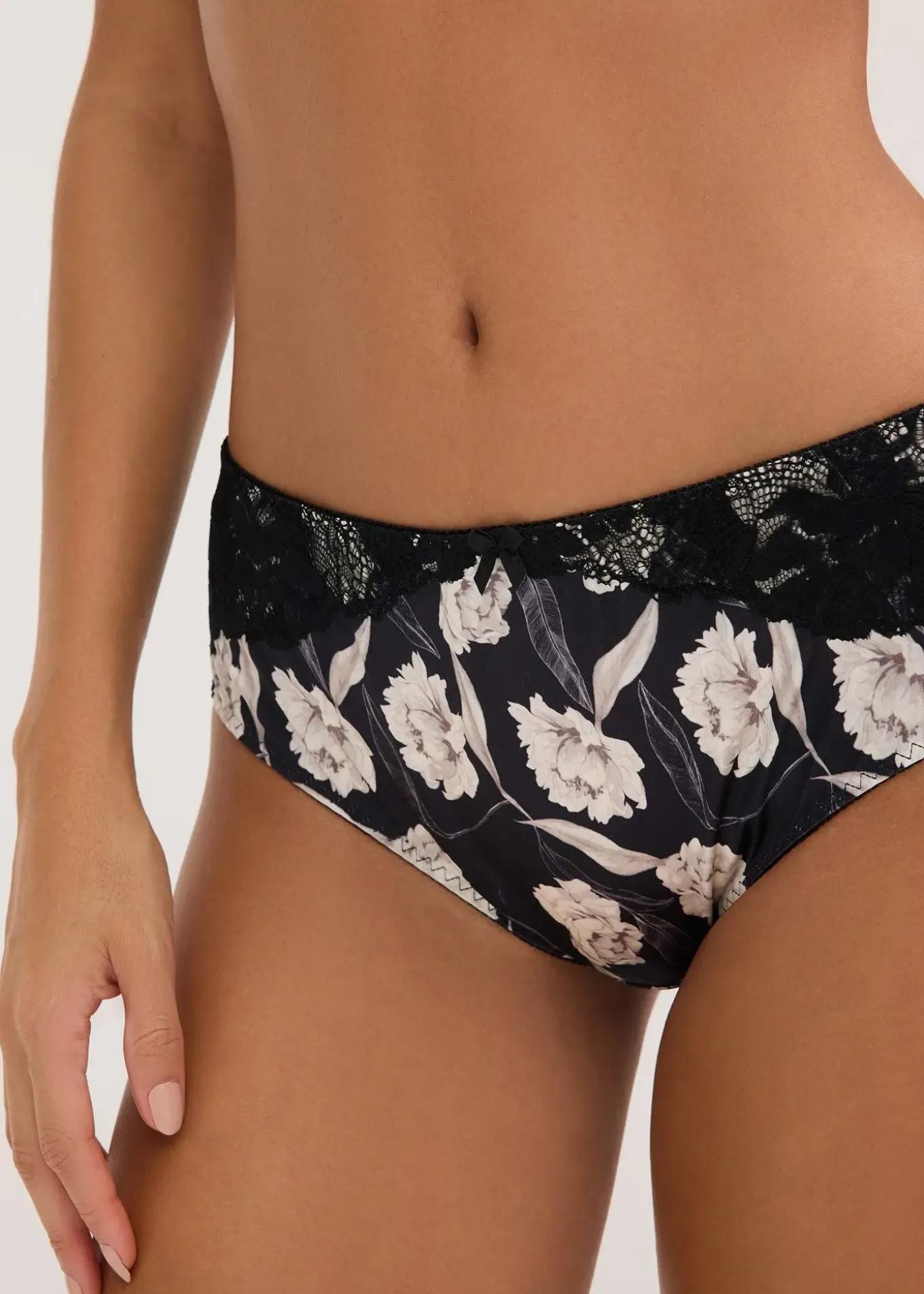 Slip Maxi en matière brillante avec dentelle