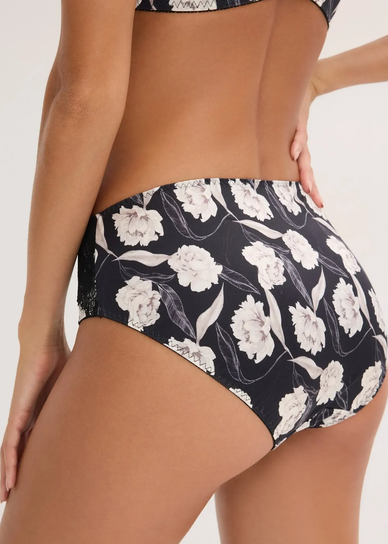 Slip Maxi en matière brillante avec dentelle