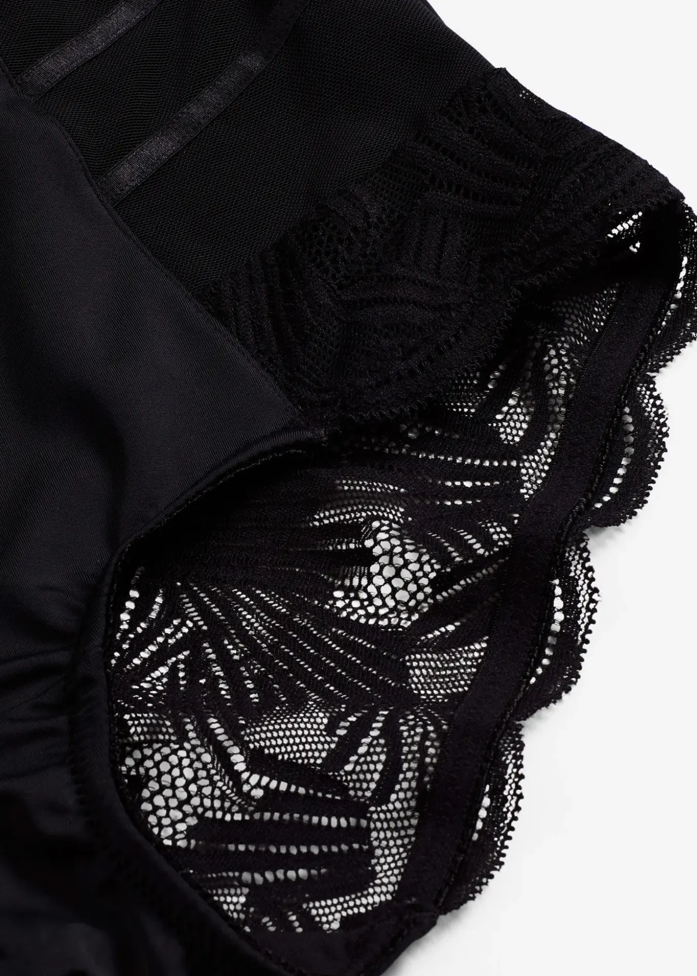 Slip sculptant avec dentelle, maintien modéré