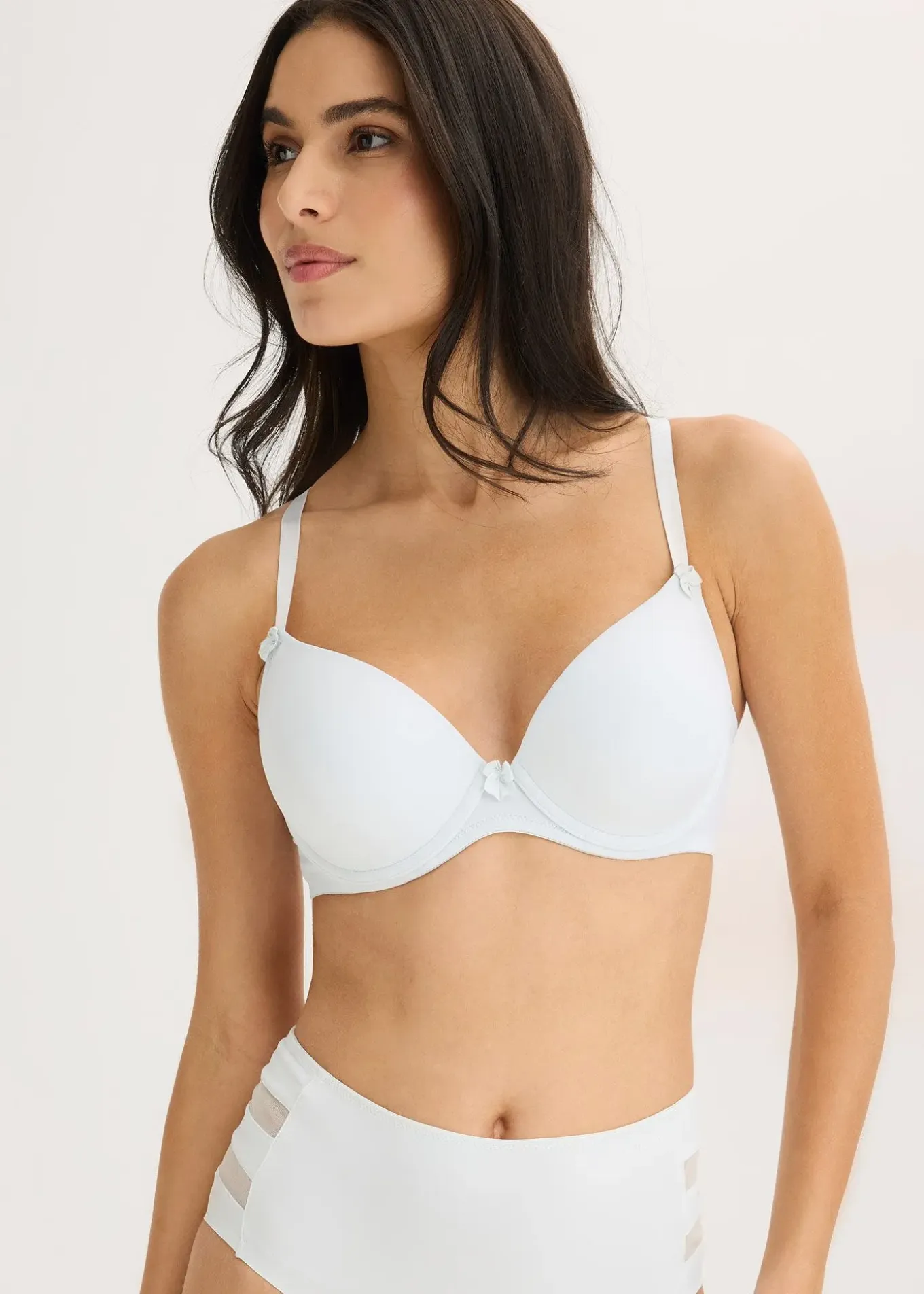 Soutien-gorge à coques et armatures