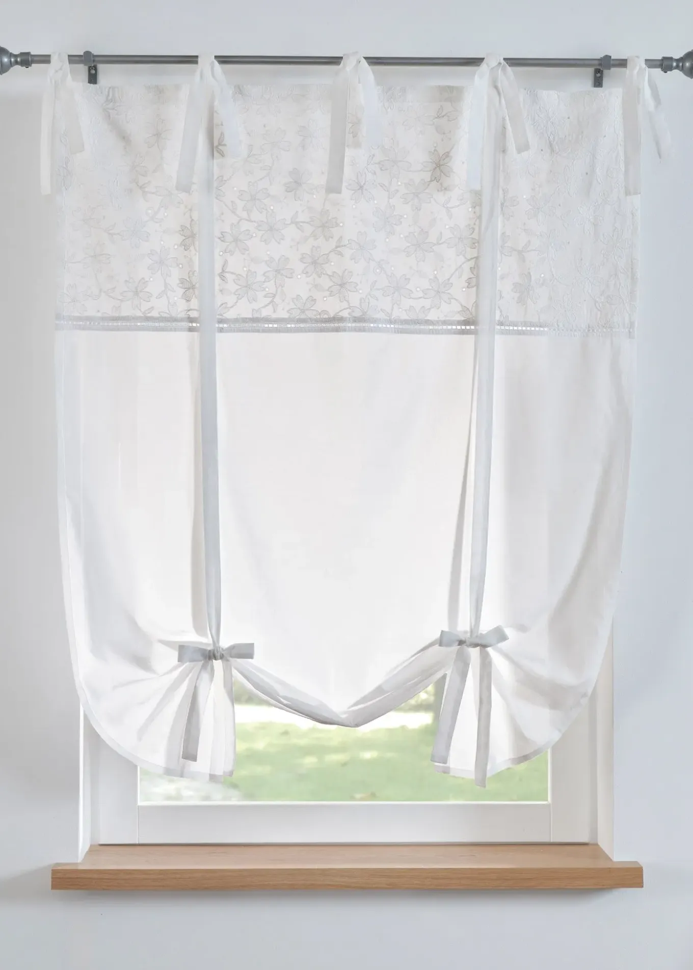 Store à nouettes avec broderie