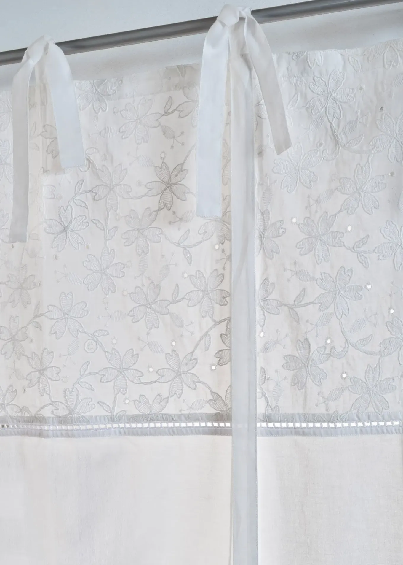 Store à nouettes avec broderie