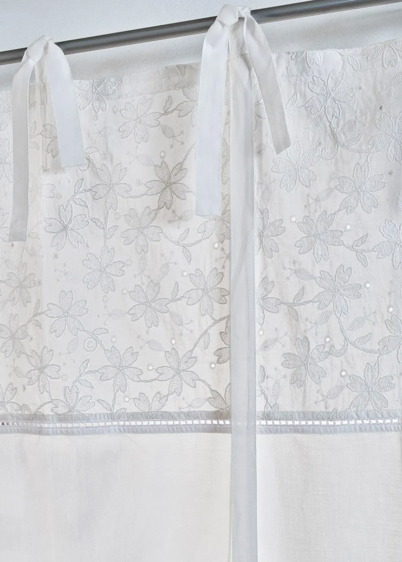 Store à nouettes avec broderie