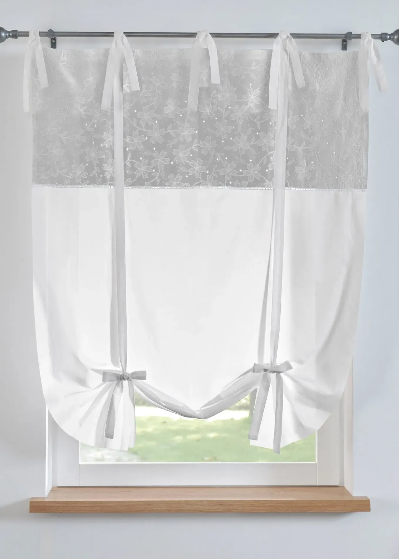 Store à nouettes avec broderie