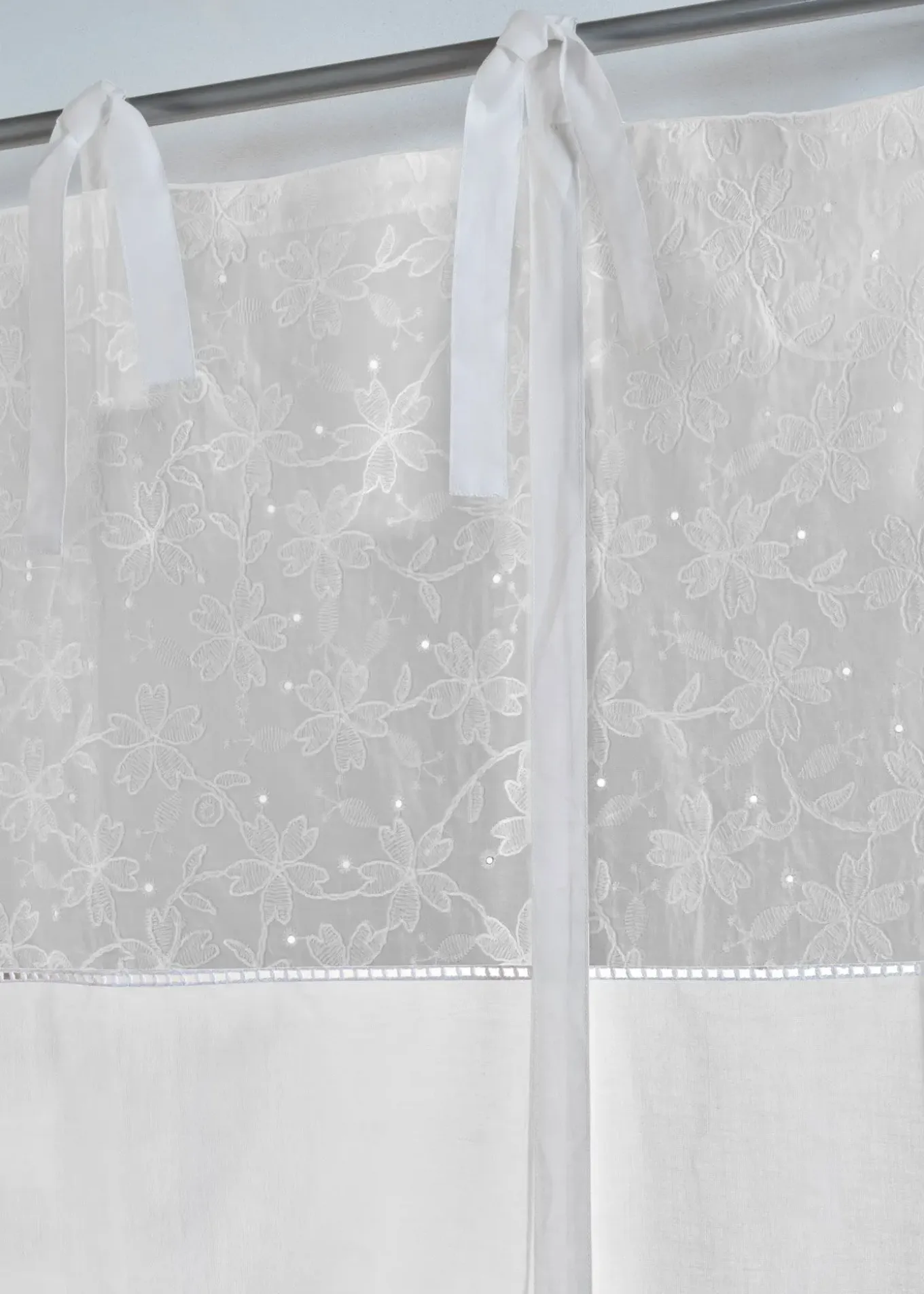 Store à nouettes avec broderie