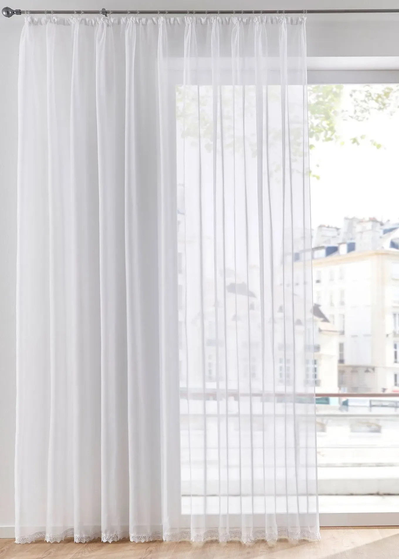 Store voilage avec bordure dentelle