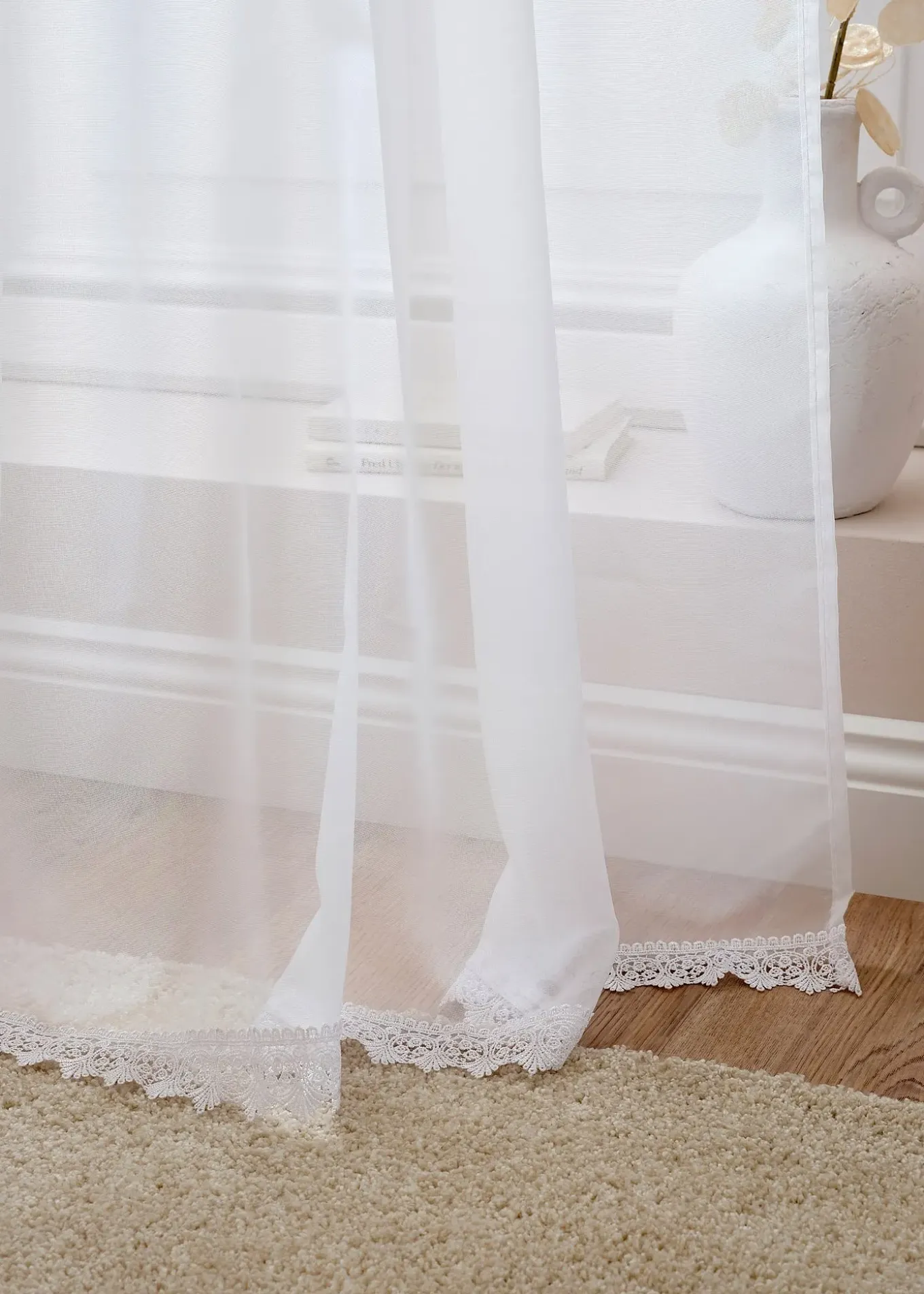 Store voilage avec bordure dentelle