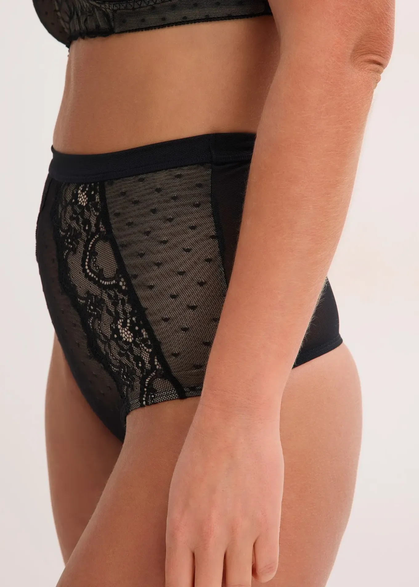 String sculptant avec dentelle, maintien modéré