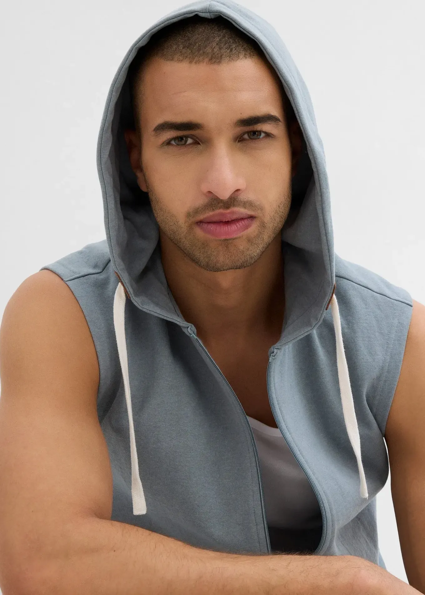 Sweat zippé à capuche sans manches en coton mélangé